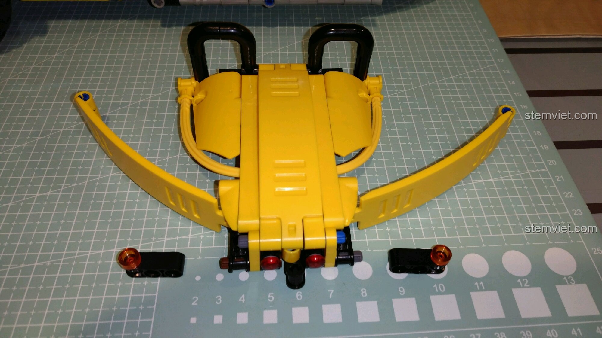 Mô hình hoàn chỉnh của bộ lắp ráp Xe Ba Bánh Cổ Điển Morgan 3 Wheeler 065 từ góc nhìn phía sau.