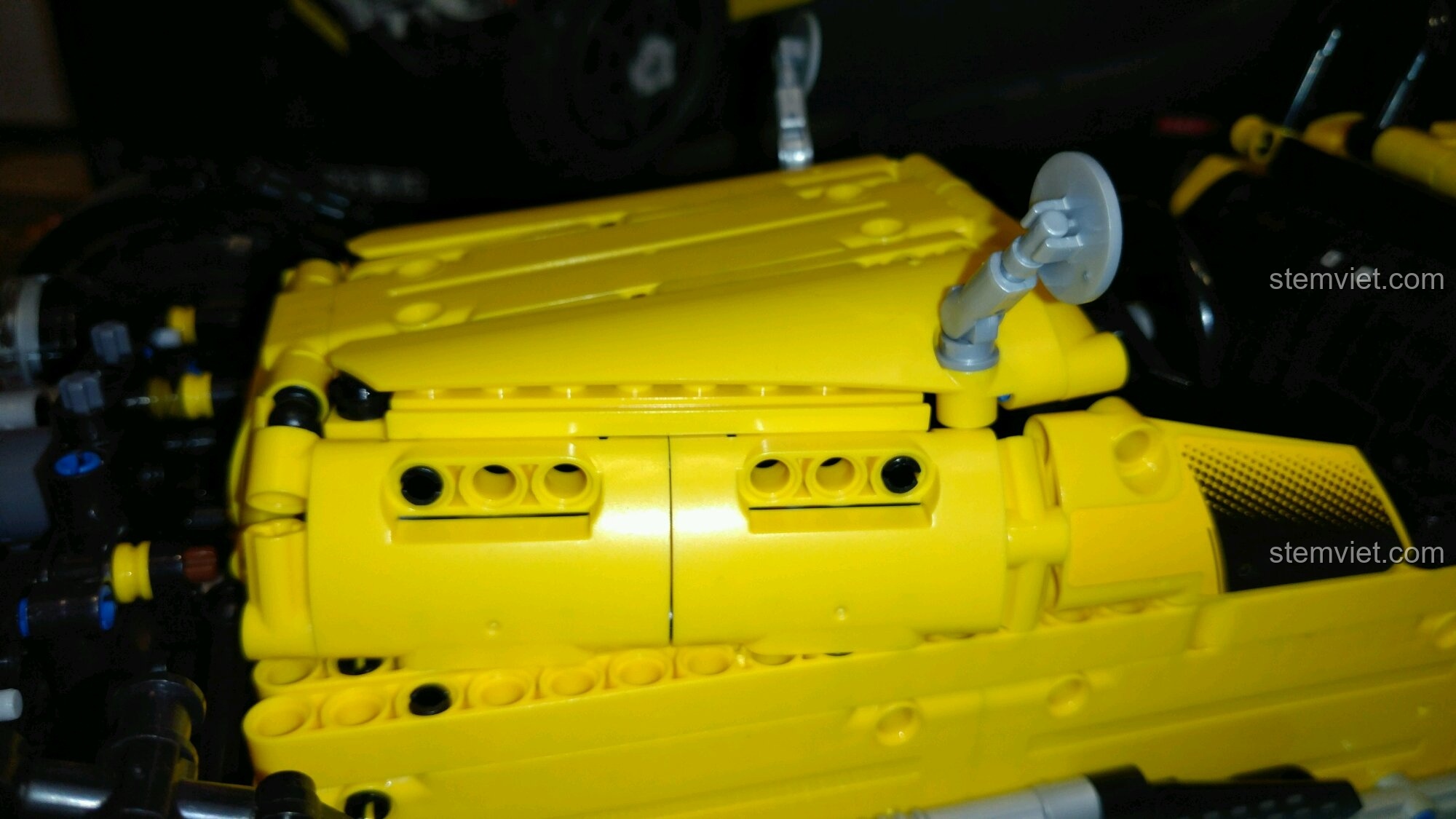 Mô hình hoàn chỉnh của bộ lắp ráp Xe Ba Bánh Cổ Điển Morgan 3 Wheeler 065 từ góc nhìn phía trước.