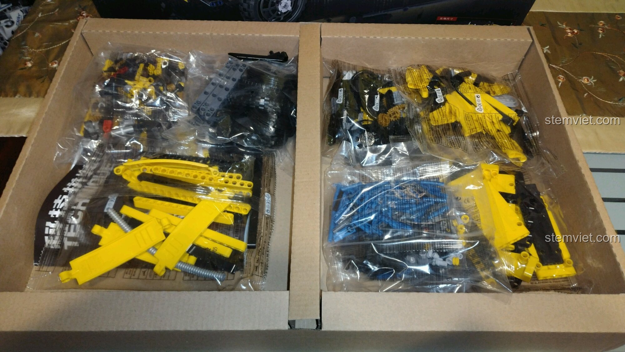 Bên trong hộp đồ chơi lắp ráp Xe Ba Bánh Cổ Điển Morgan 3 Wheeler 065 với các túi linh kiện.