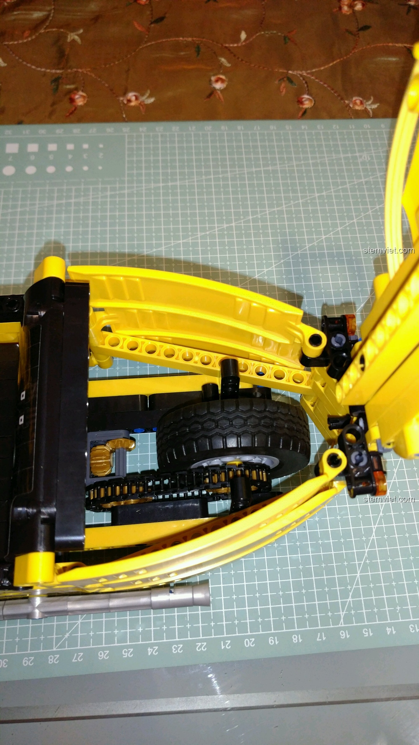 Mô hình hoàn chỉnh của bộ lắp ráp Xe Ba Bánh Cổ Điển Morgan 7065 từ góc nhìn phía trước.