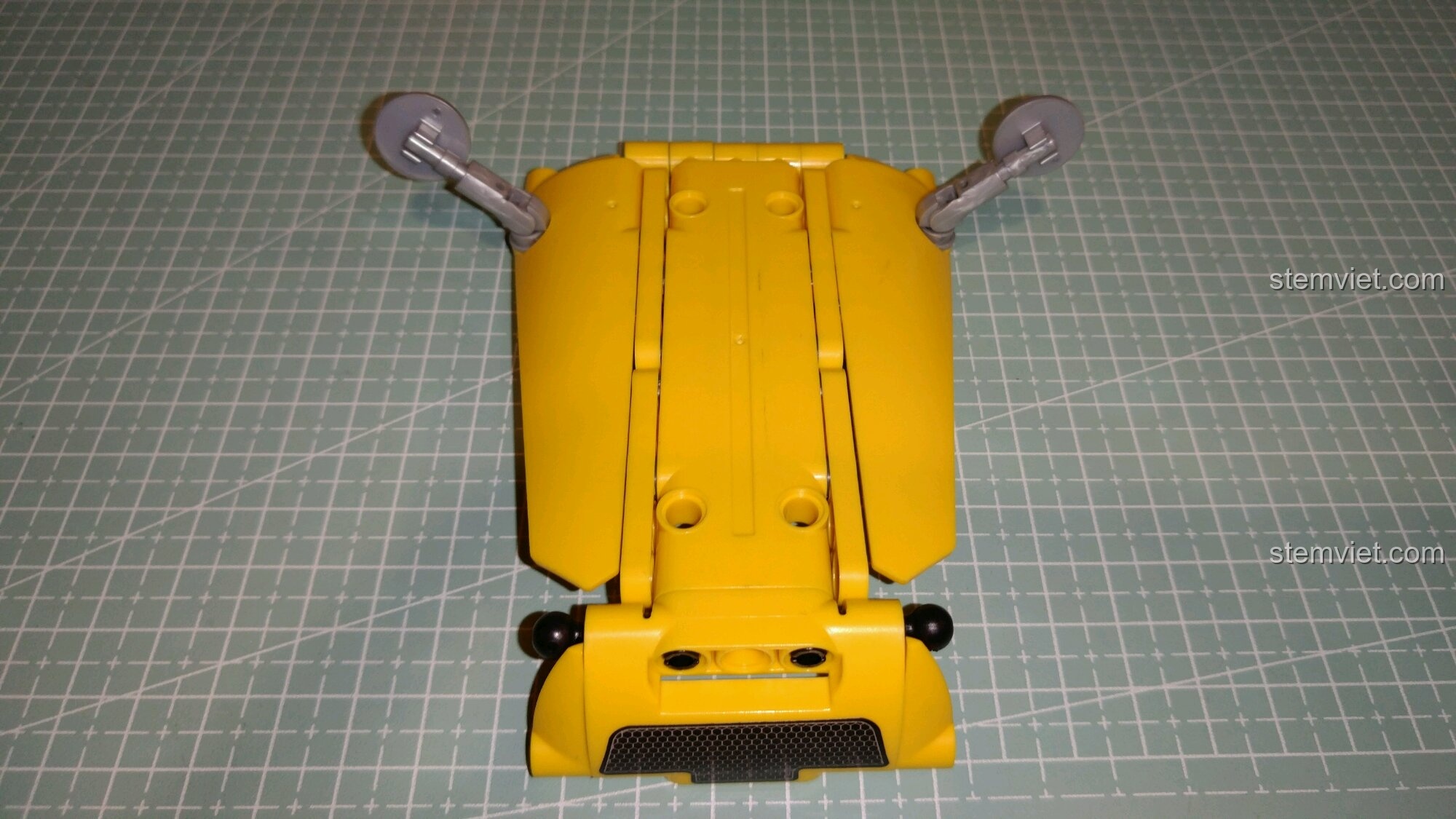 Mô hình hoàn chỉnh của bộ lắp ráp Xe Ba Bánh Cổ Điển Morgan 7065 từ góc nhìn phía trước.