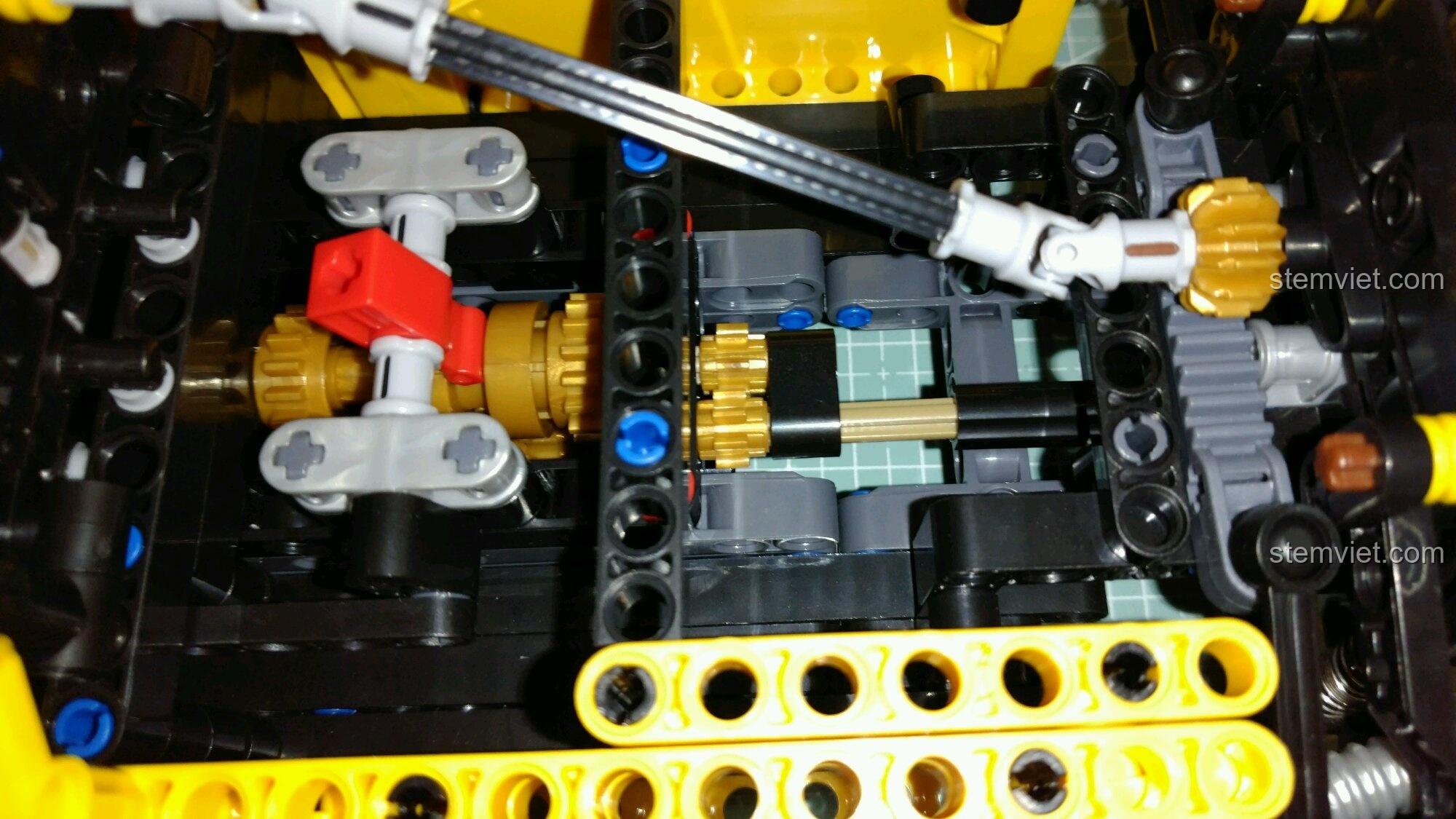 Mô hình hoàn chỉnh của bộ lắp ráp Xe Ba Bánh Cổ Điển Morgan 7065 từ góc nhìn phía trước.