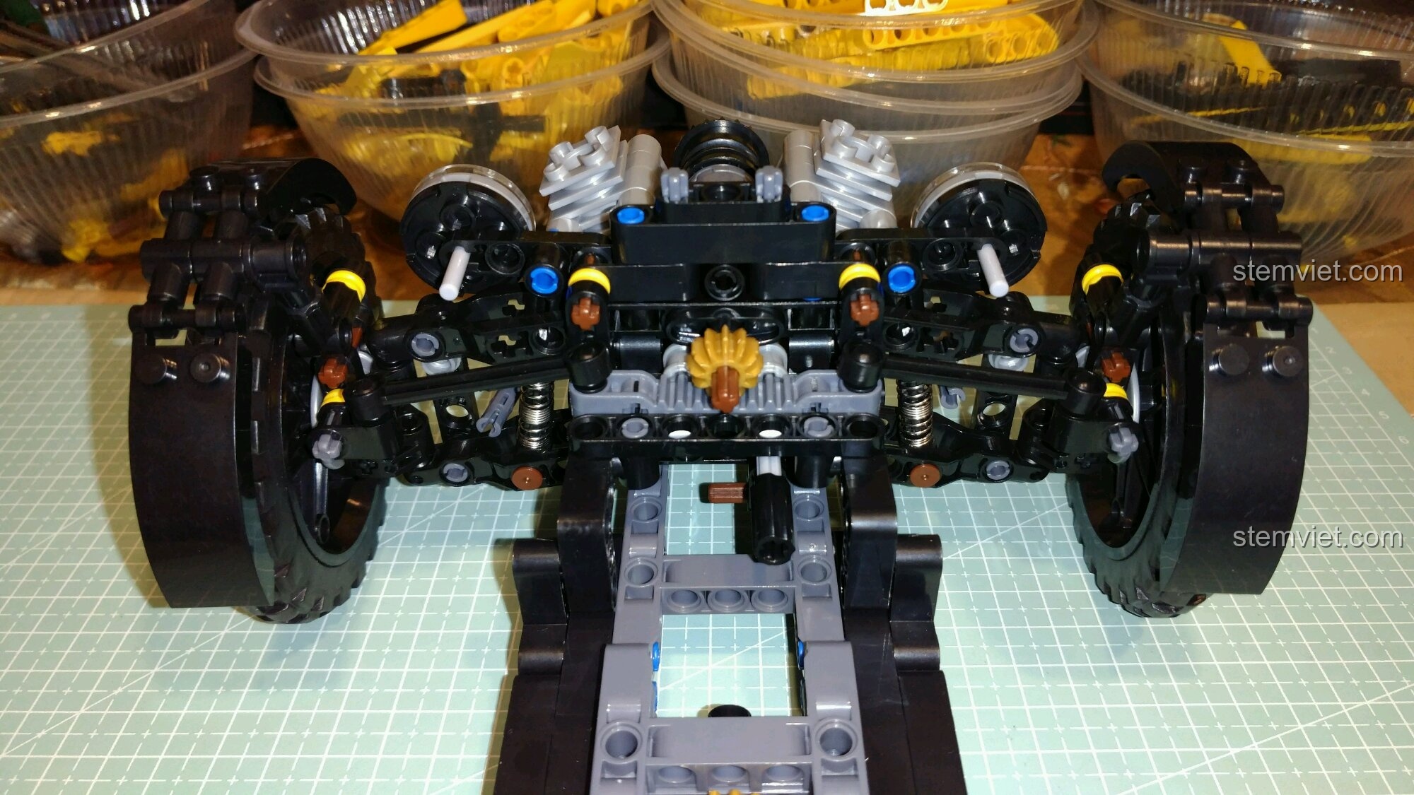 Góc nhìn từ phía trước của khung gầm hoàn chỉnh bộ lắp ráp Xe Ba Bánh Cổ Điển Morgan 7065.