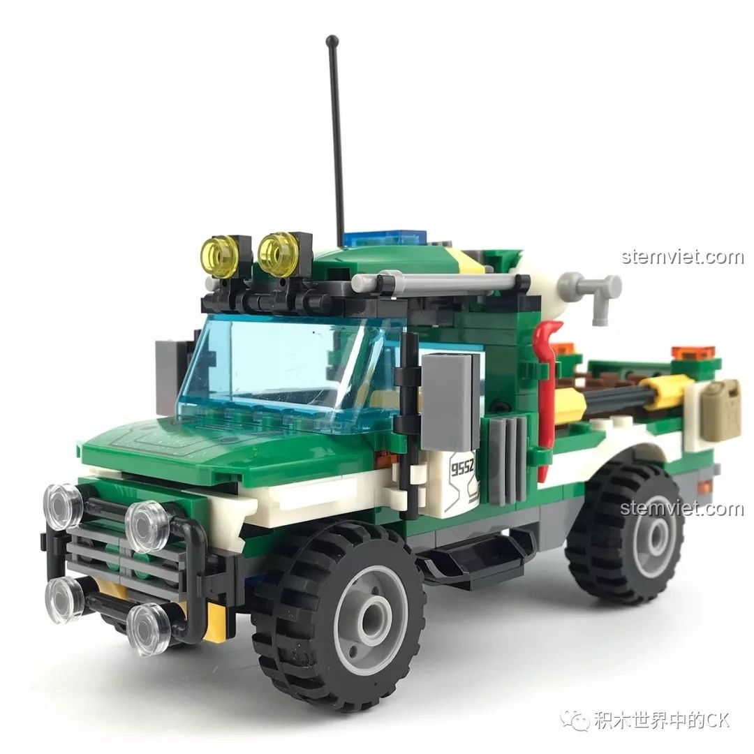 Mô hình xe bán tải cứu hộ off-road hoàn chỉnh từ bộ lắp ráp SEMBO SD9552, với màu xanh-trắng chủ đạo và thiết kế hầm hố.