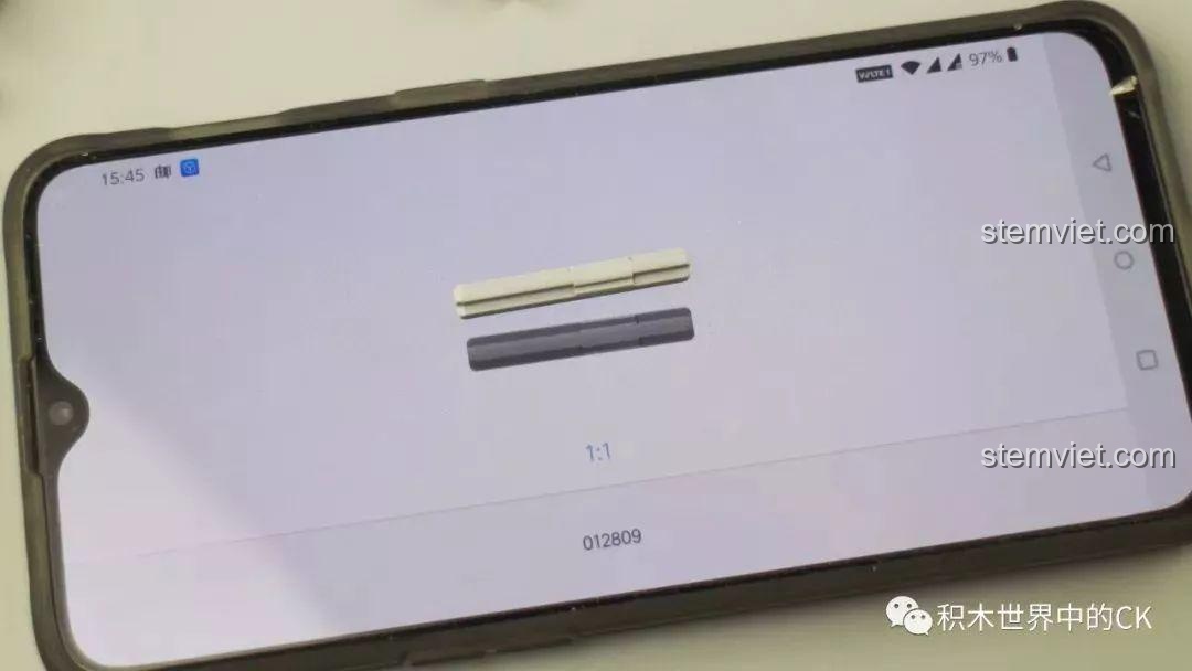 Tính năng so sánh chi tiết 1:1 trên màn hình điện thoại trong ứng dụng lắp ráp của bộ Xe bán tải địa hình 01, giúp người dùng chọn đúng mảnh.