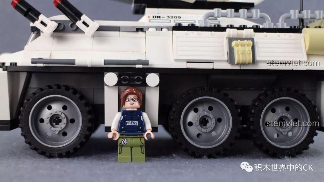 Xe bán tải quân sự của phe phản diện trong bộ đồ chơi Qman 3209 Xe Bọc Thép Tấn Công ThunderMission, nhìn từ phía trước.