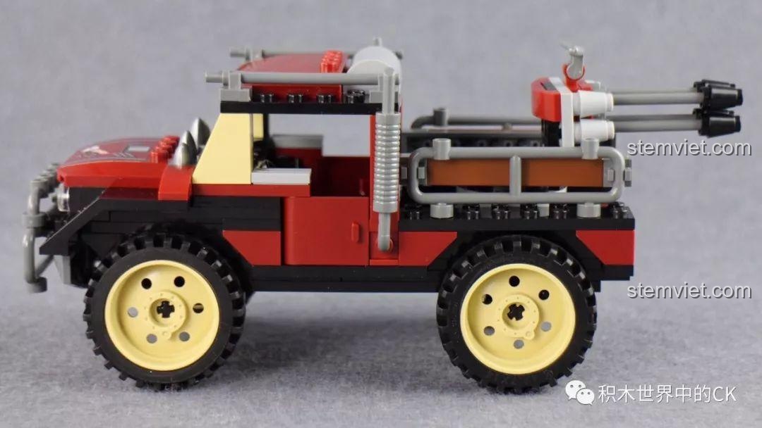 Nhân vật Độc Thích điều khiển tháp pháo trên xe bán tải quân sự trong bộ lắp ráp Qman 3209 Xe Bọc Thép Tấn Công ThunderMission.