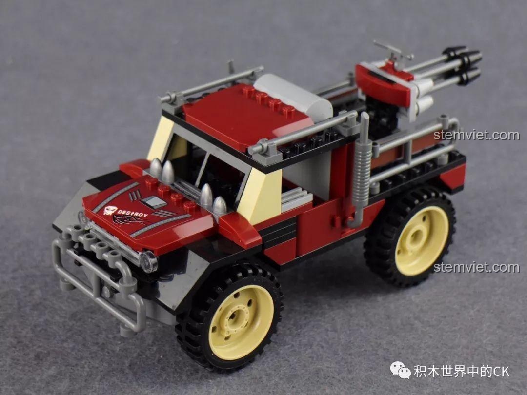 Mặt sau xe bán tải quân sự với tháp pháo trong bộ lắp ráp Qman 3209 Xe Bọc Thép Tấn Công ThunderMission.