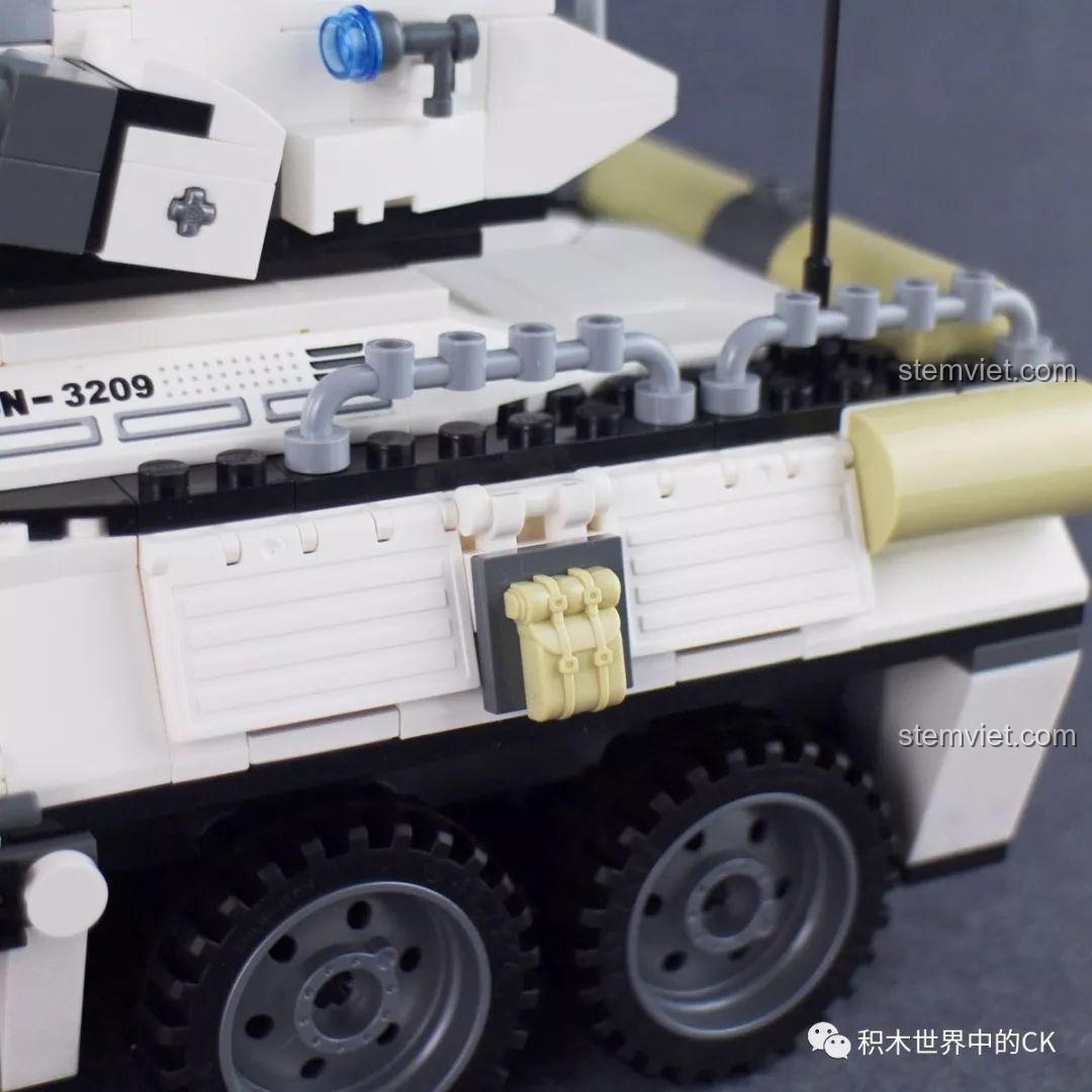 Góc nhìn từ trên xuống của xe bán tải quân sự trong bộ lắp ráp Qman 3209 Xe Bọc Thép Tấn Công ThunderMission.