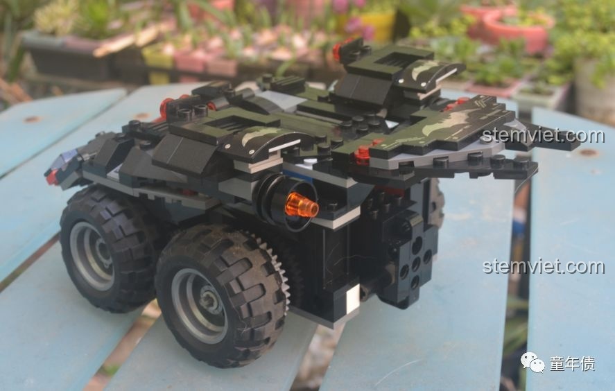 Góc nhìn từ bên hông của xe Batmobile 13020 khi đang ở trong chế độ tấn công, khoe các chi tiết cơ khí.