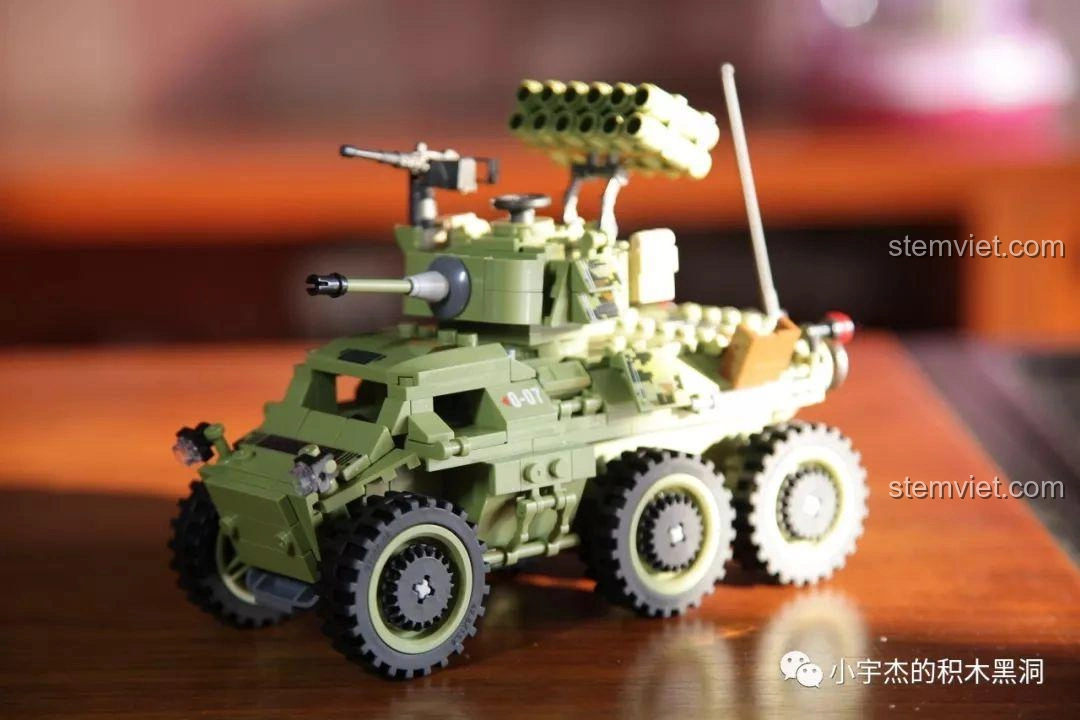 Góc nhìn nghiêng của xe bọc thép Panlos Brick 631007, thể hiện hệ thống 6 bánh và tháp pháo.