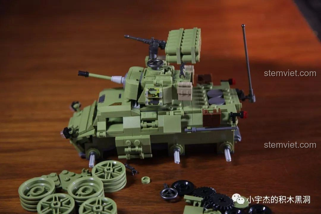 Mô hình xe bọc thép quân sự Panlos Brick 631007 Justice Action đã hoàn thành, với hệ thống phóng rocket.