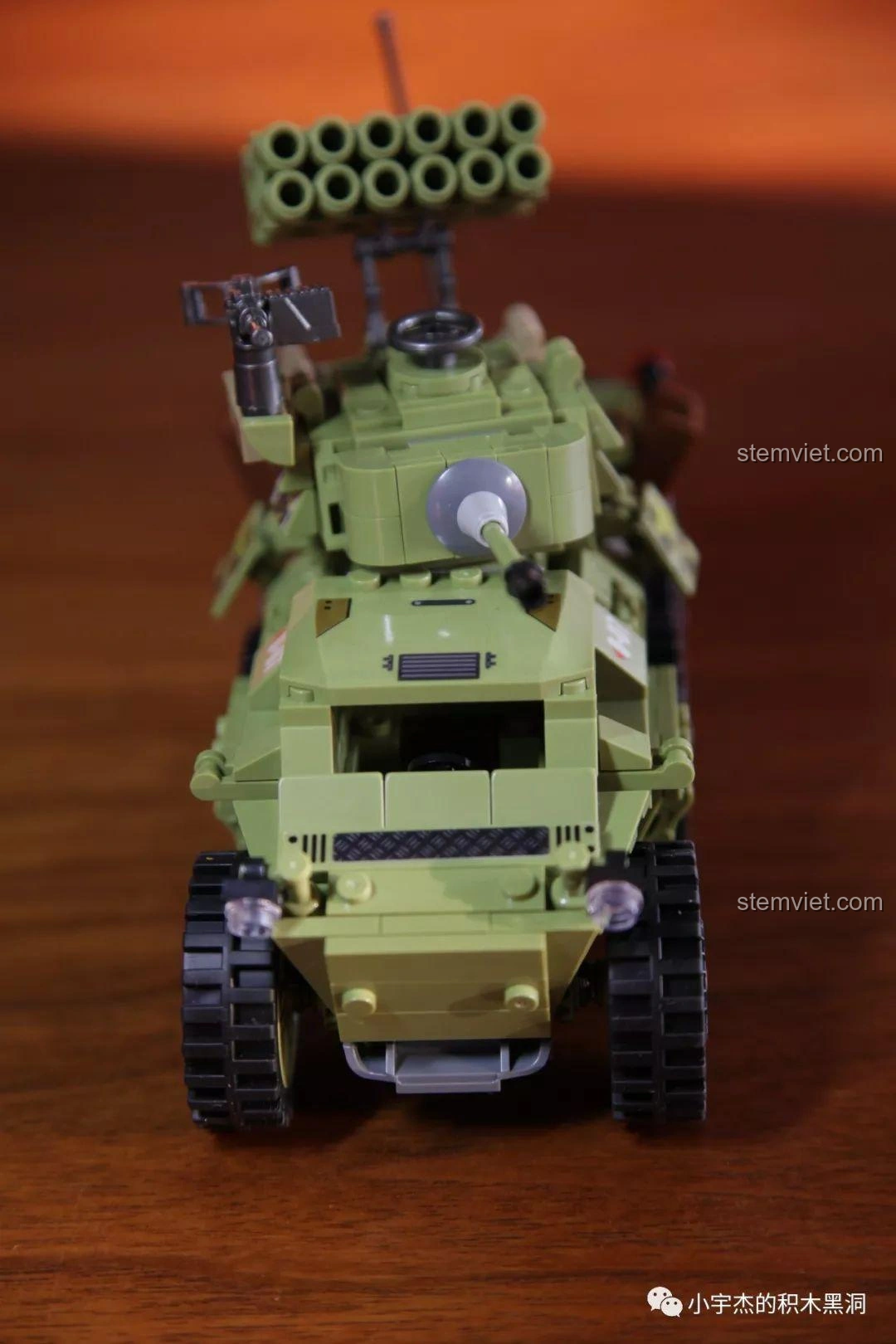 Góc nhìn từ phía sau của xe bọc thép Panlos Brick 631007, với ăng-ten và đèn hậu.