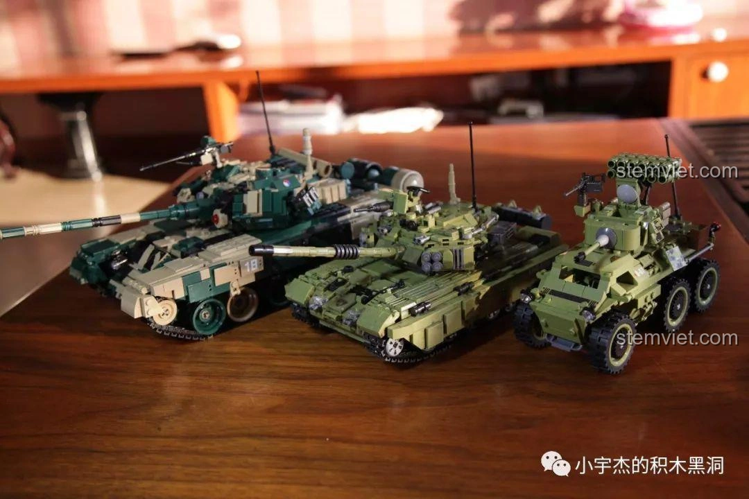 Cận cảnh xe bọc thép Panlos Brick 631007 và các minifigure đang tác chiến.