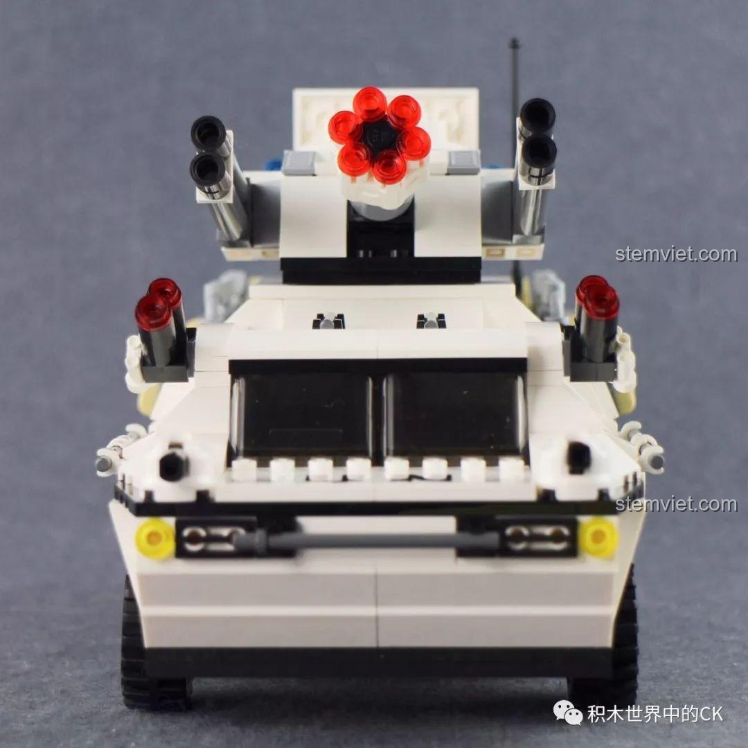 Kích thước bánh xe của xe bọc thép tấn công so với nhân vật minifigure trong bộ đồ chơi Qman 3209 Xe Bọc Thép Tấn Công ThunderMission.