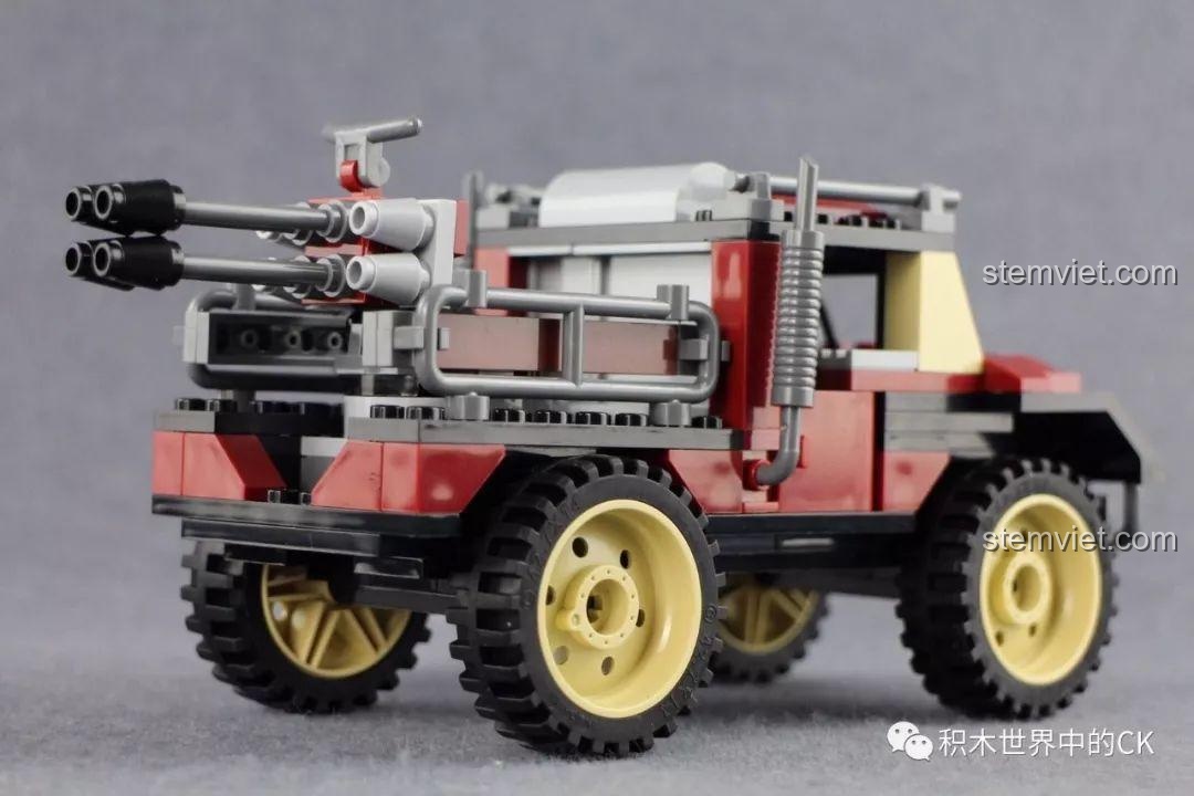 Góc nhìn bên hông xe bọc thép tấn công trong bộ đồ chơi Qman 3209 Xe Bọc Thép Tấn Công ThunderMission.