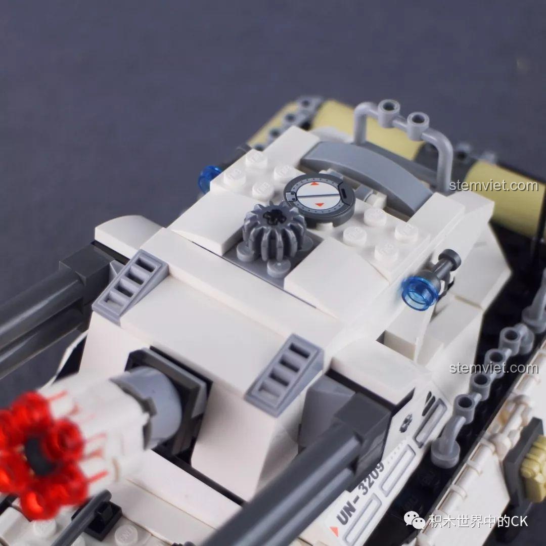 Cận cảnh mặt trước xe bọc thép tấn công của bộ đồ chơi Qman 3209 Xe Bọc Thép Tấn Công ThunderMission.