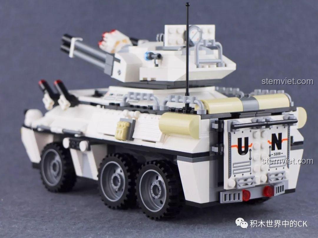 Cửa sau mở của xe bọc thép tấn công trong bộ đồ chơi Qman 3209 Xe Bọc Thép Tấn Công ThunderMission, lộ khoang chứa đồ.