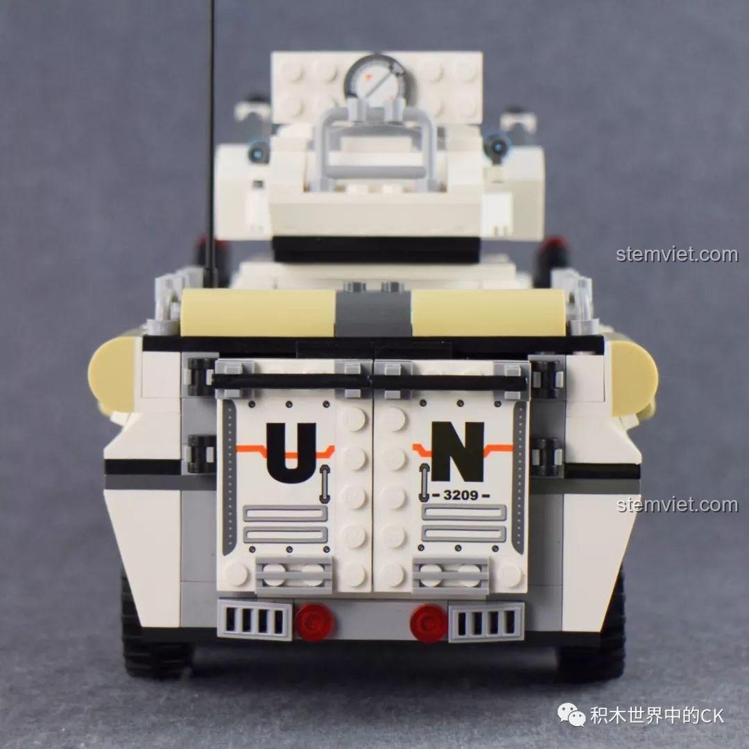 Bên trong khoang chứa đồ của xe bọc thép tấn công trong bộ lắp ráp Qman 3209 Xe Bọc Thép Tấn Công ThunderMission.