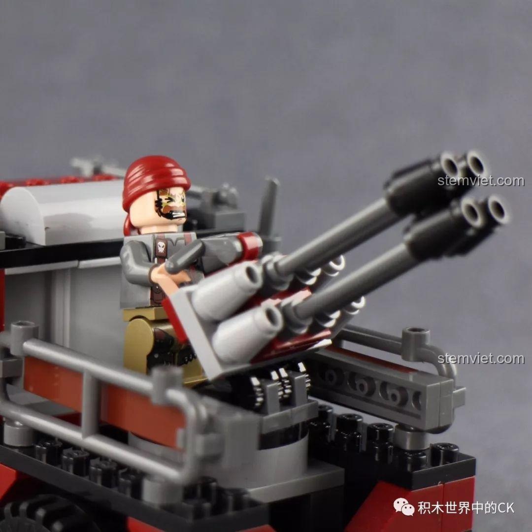 Kính chắn gió của xe bọc thép tấn công trong bộ đồ chơi Qman 3209 Xe Bọc Thép Tấn Công ThunderMission.