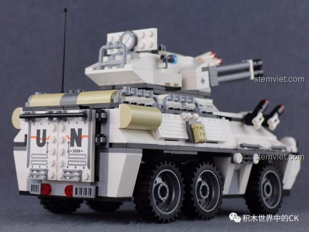 Nhân vật Michelle thử vào khoang chứa đồ của xe bọc thép tấn công trong bộ đồ chơi Qman 3209 Xe Bọc Thép Tấn Công ThunderMission.