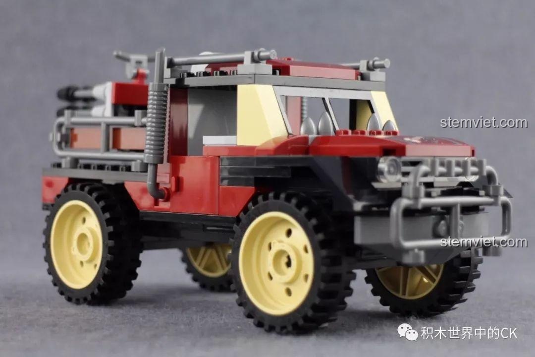 Mặt sau xe bọc thép tấn công với logo UN trong bộ lắp ráp Qman 3209 Xe Bọc Thép Tấn Công ThunderMission.