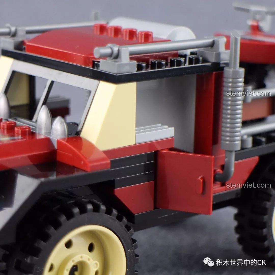 Các khẩu súng nhỏ phía trước xe bọc thép tấn công trong bộ lắp ráp Qman 3209 Xe Bọc Thép Tấn Công ThunderMission.