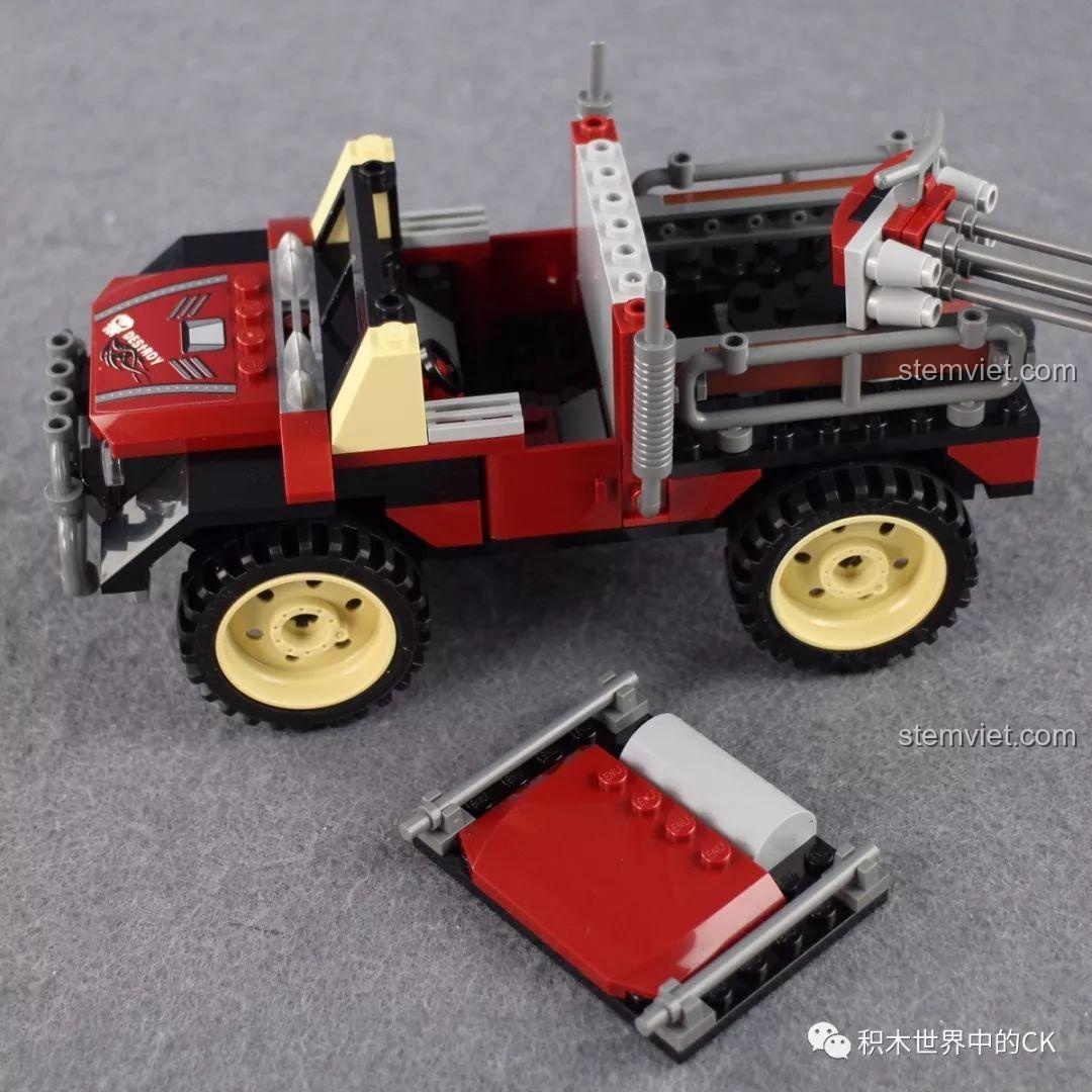 Tháp pháo chính với 6 nòng súng của xe bọc thép tấn công trong bộ đồ chơi Qman 3209 Xe Bọc Thép Tấn Công ThunderMission.