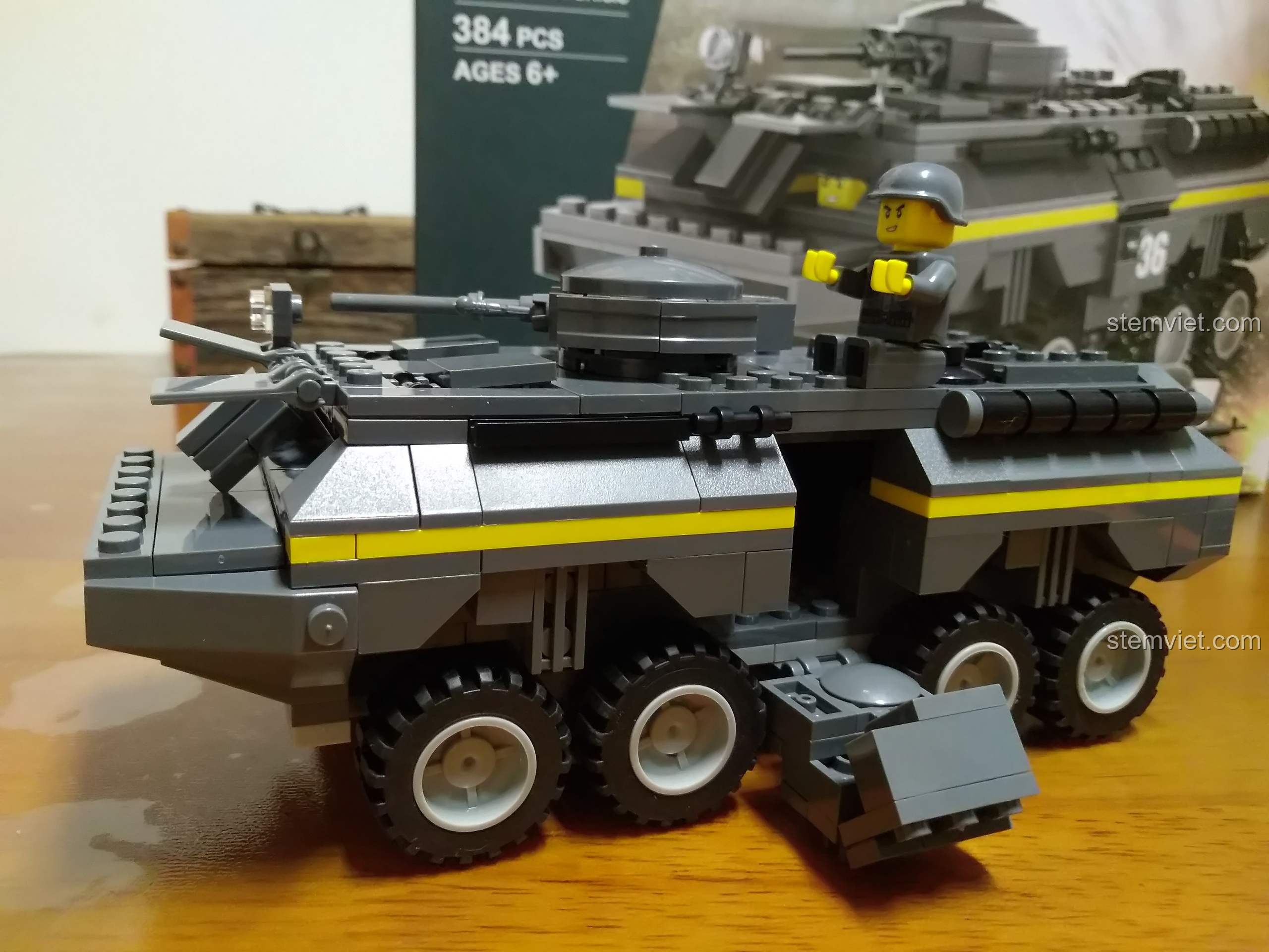 Chiếc Xe Bọc Thép WANGE 3661 với cửa mở, cho thấy chi tiết bên trong và khả năng tương tác của mô hình.