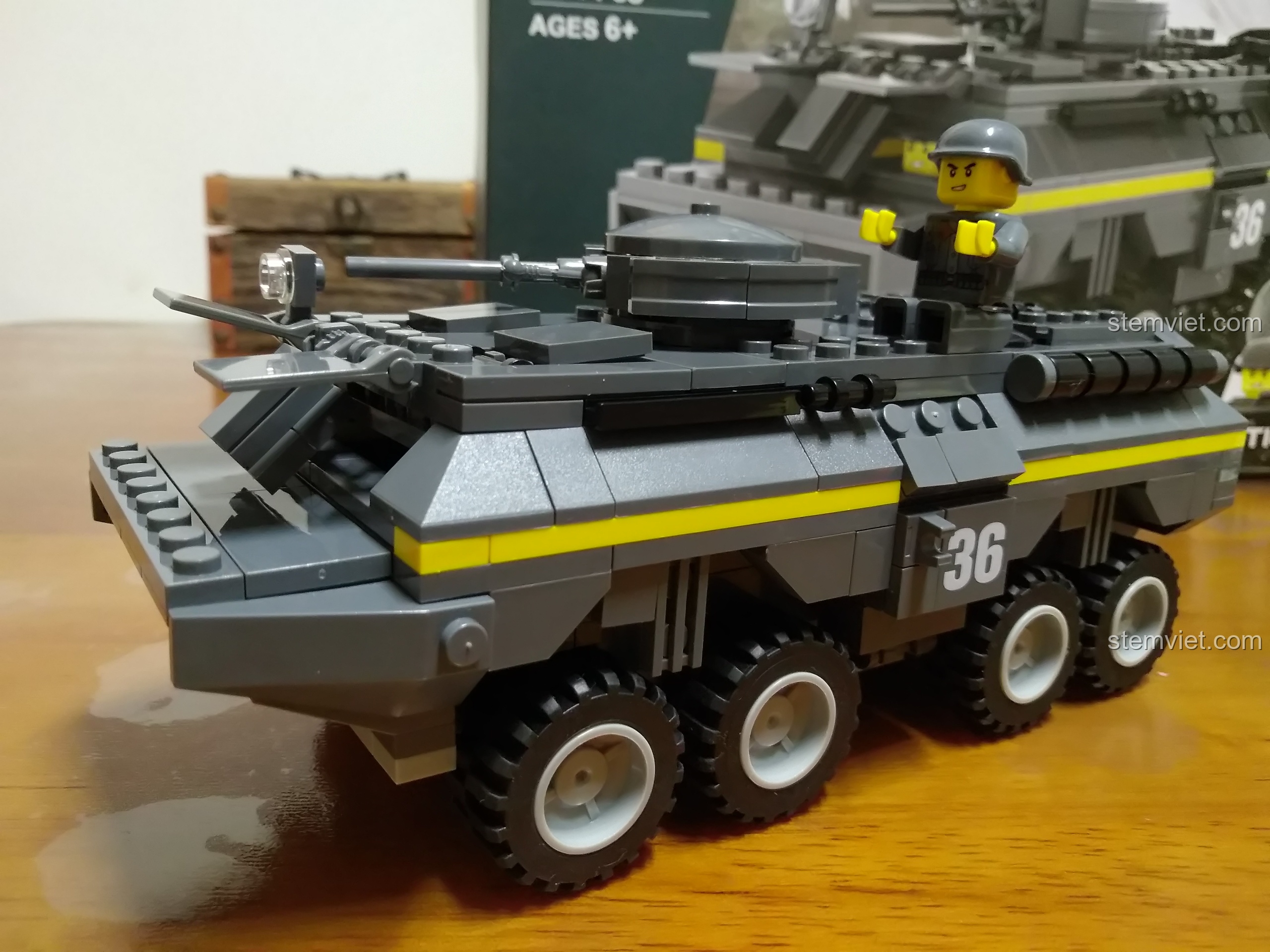 Mô hình Xe Bọc Thép WANGE 3661 cùng minifigure lính lái xe, thể hiện sự tương tác và tính năng của bộ đồ chơi.