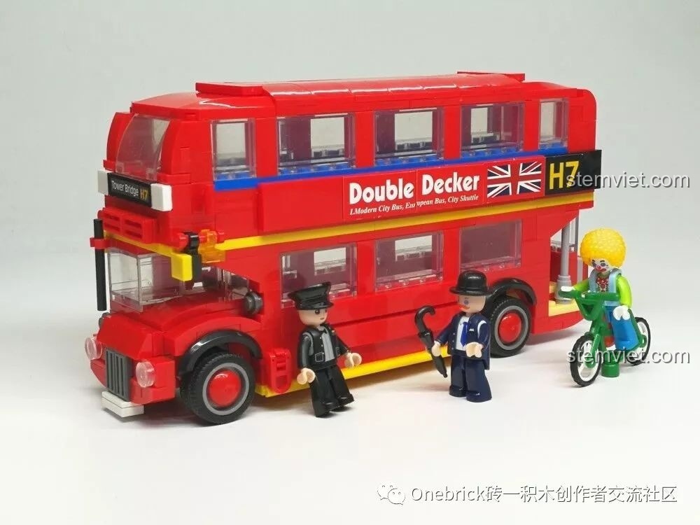 Xe buýt đỏ hai tầng London Sluban với tài xế, quý ông và chú hề.