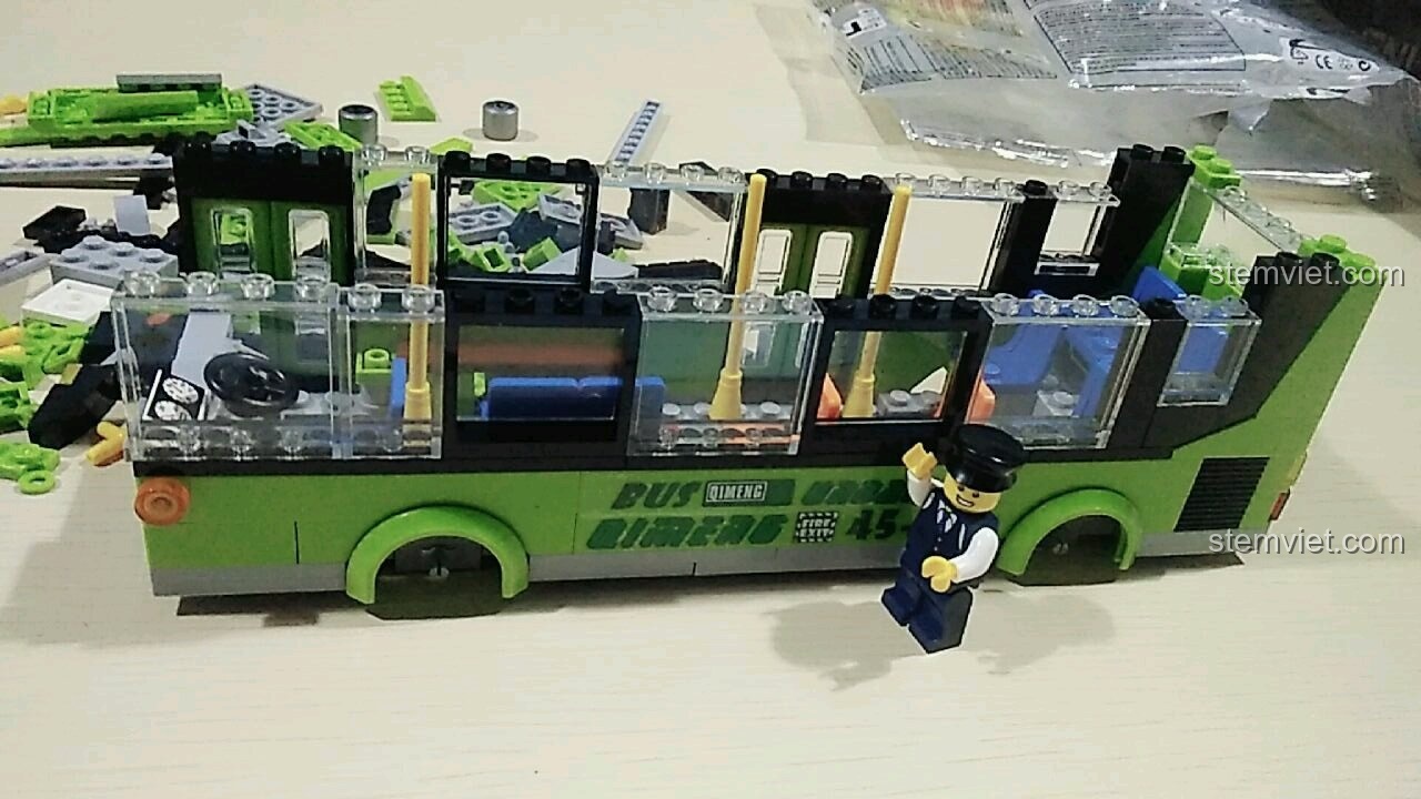 Xe buýt thành phố 启蒙QMAN 1121 đang dần hoàn thiện.