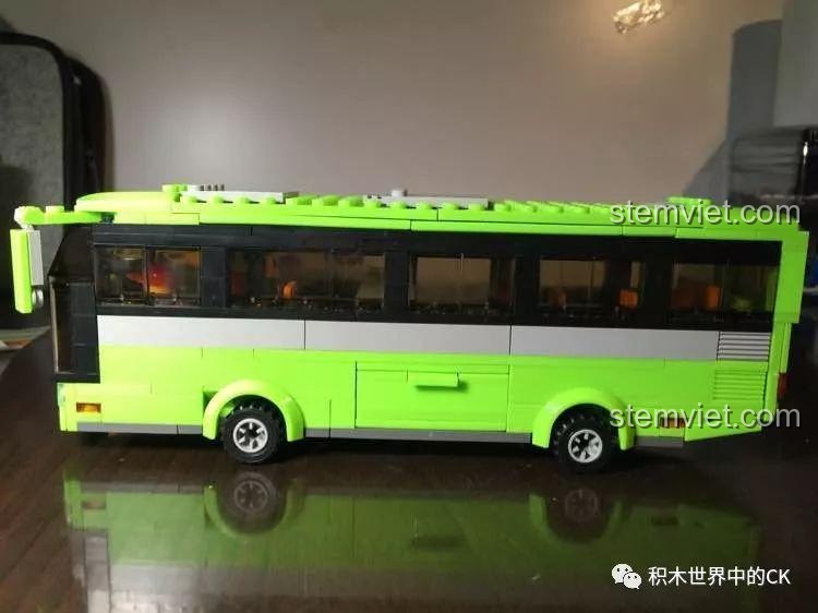 Hình ảnh chiếc Mô hình xe khách 85013 hoàn chỉnh nhìn từ bên hông, nổi bật với màu xanh lá cây và dải màu bạc.