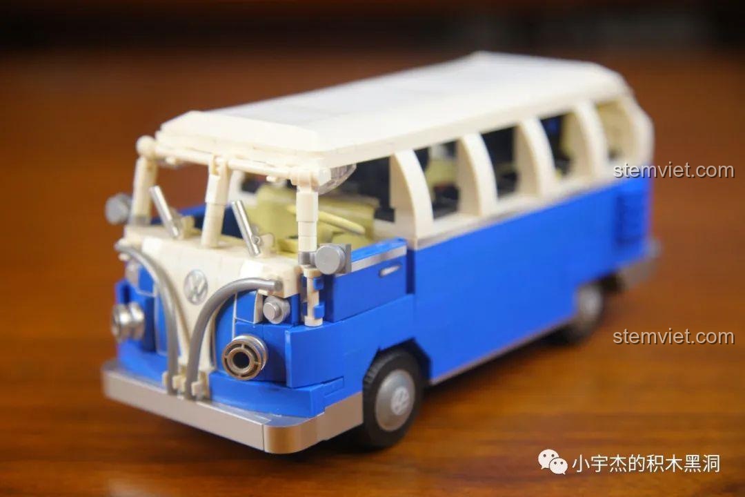 Mô hình xe buýt Volkswagen cổ điển màu xanh dương và trắng từ bộ sưu tập Beijing Auto Museum của SEMBO.
