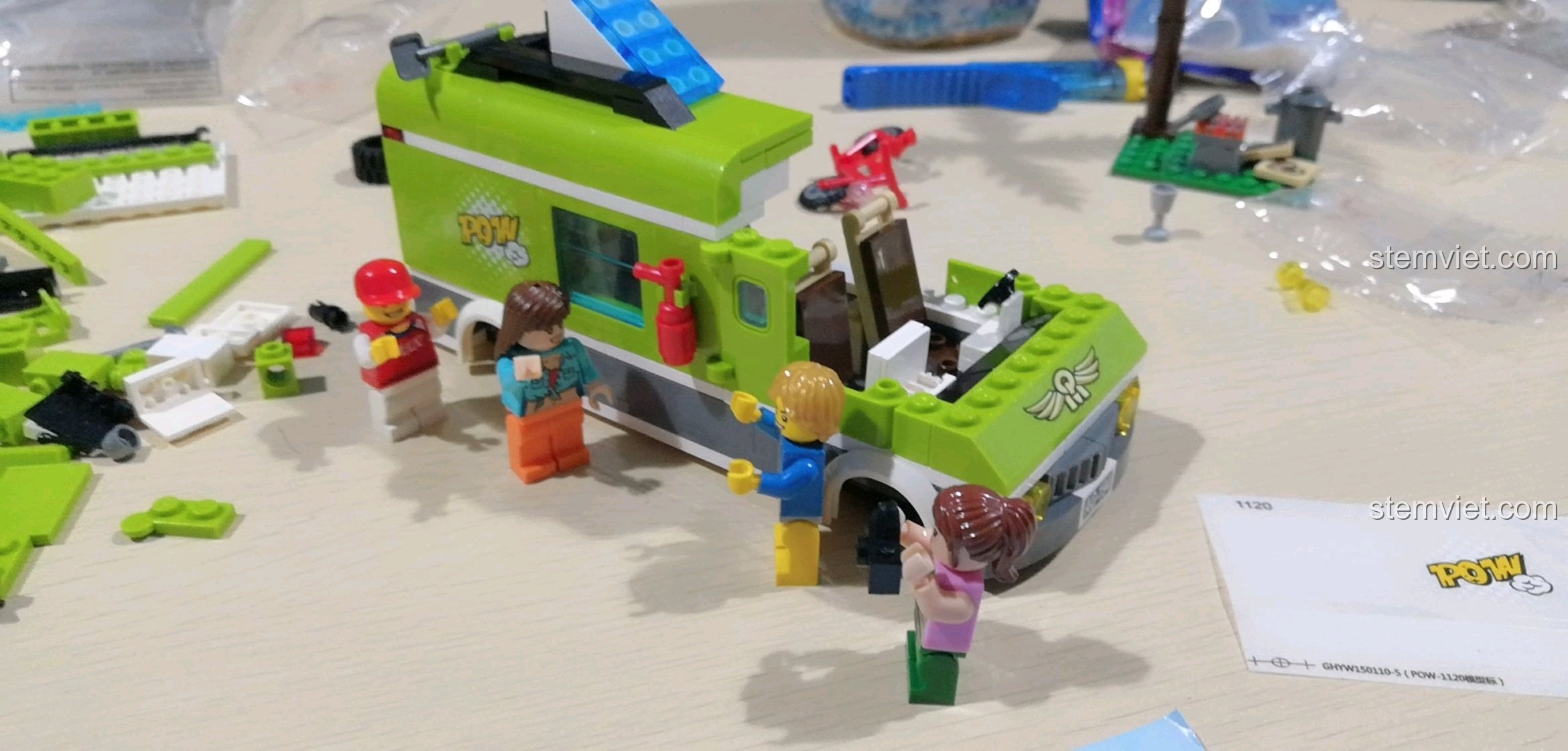 Xe cắm trại Happy Trip màu xanh lá nổi bật đã gần hoàn thiện