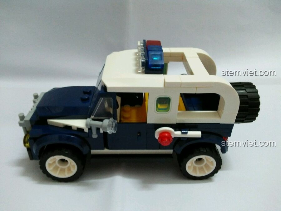 Góc nhìn bên hông của xe cảnh sát Enlighten 1906 đã hoàn thành, với bánh dự phòng phía sau.