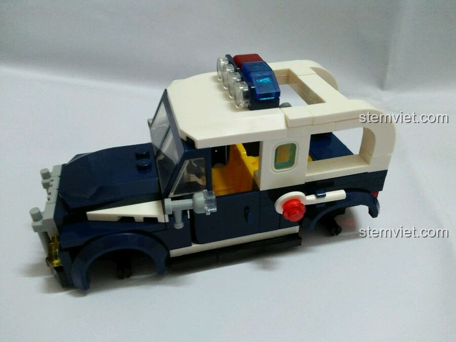 Chiếc xe cảnh sát Enlighten 1906 gần hoàn thiện, với đèn báo hiệu và bánh xe chưa lắp.