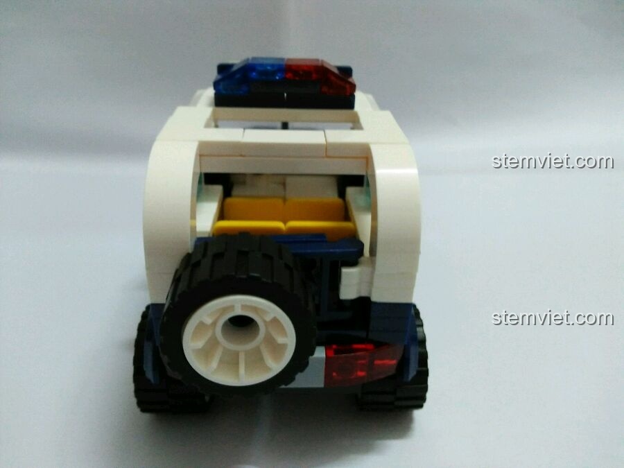 Góc nhìn phía sau của xe cảnh sát Enlighten 1906 đã hoàn thành, với đèn hậu và bánh dự phòng.