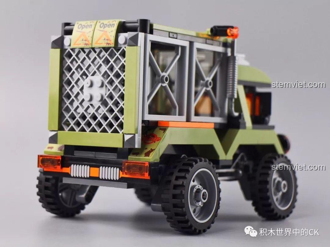 Xe cảnh sát trong bộ đồ chơi Cảnh sát Qman 1923 (mặt bên - chi tiết bánh xe)