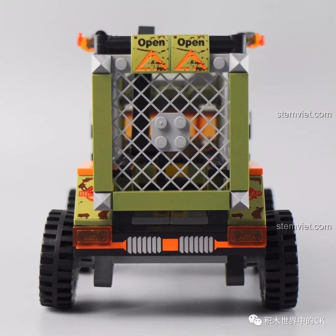 Xe cảnh sát trong bộ đồ chơi Cảnh sát Qman 1923 (mặt sau - chi tiết biển số)