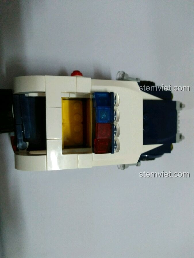 Góc nhìn trực diện từ phía trước của xe cảnh sát Enlighten 1906 đã hoàn thành, trông oai vệ.