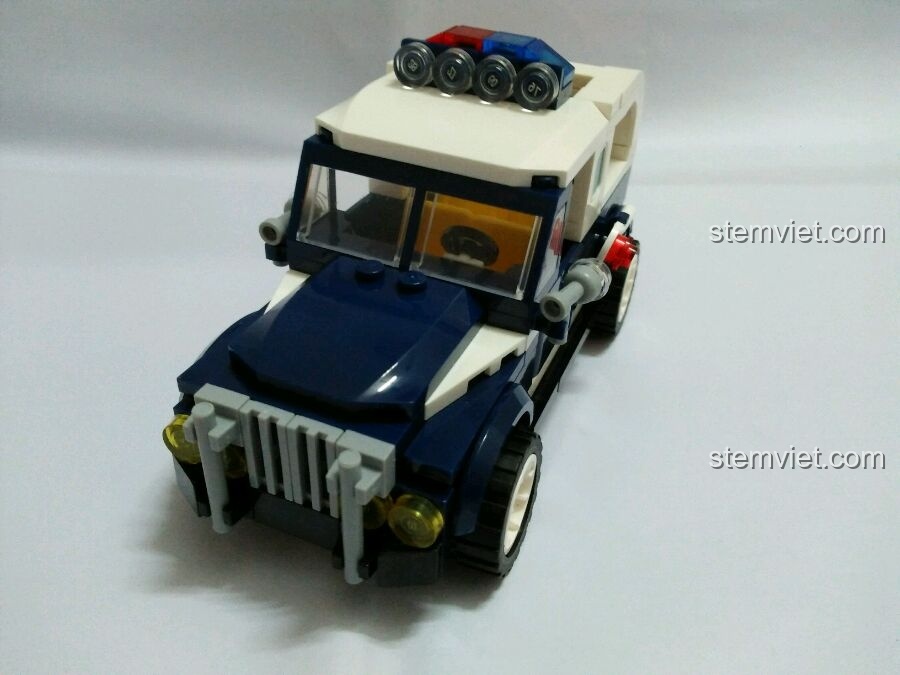 Góc nhìn phía trước của xe cảnh sát Enlighten 1906 đã hoàn thành, với lưới tản nhiệt và đèn pha.