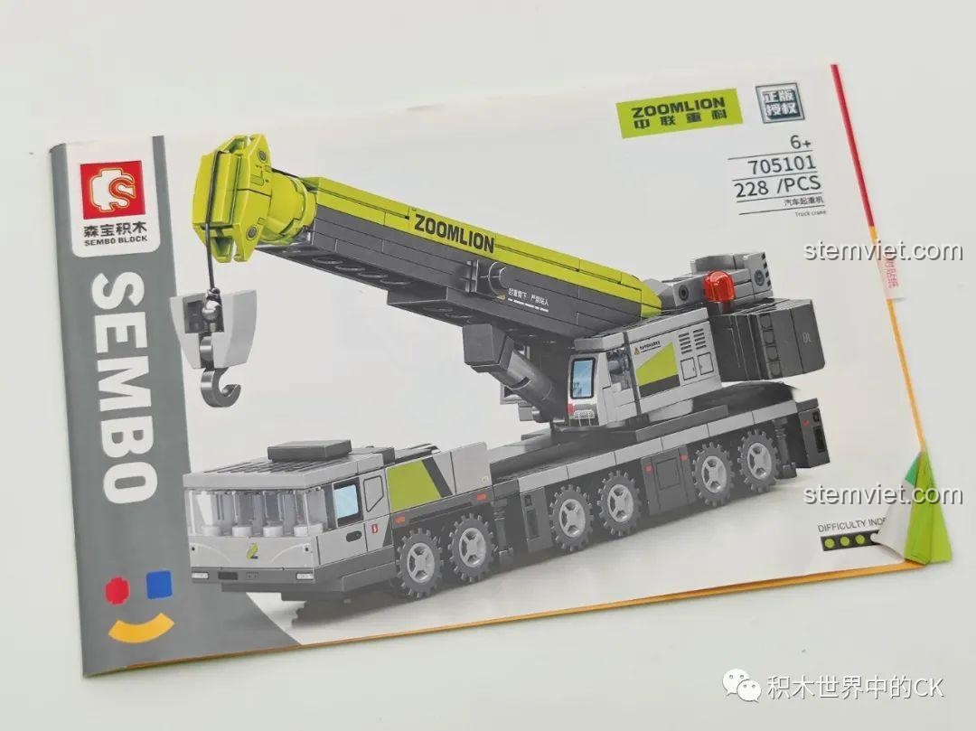 Mô hình xe cẩu SEMBO 705101 Zoomlion đã hoàn thành, cánh tay cẩu dài và chắc chắn, thể hiện khả năng hoạt động linh hoạt.