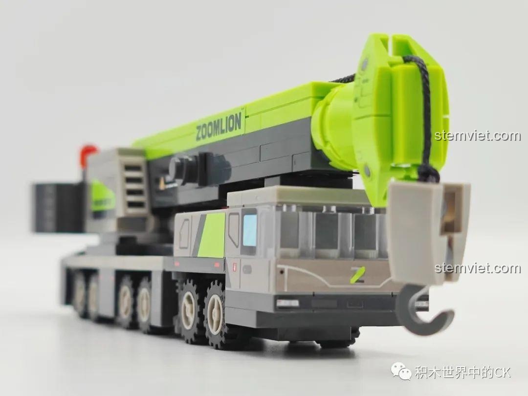 Mô hình xe cẩu SEMBO 705101 Zoomlion với cánh tay cẩu vươn cao, thể hiện khả năng hoạt động mạnh mẽ và linh hoạt của sản phẩm.