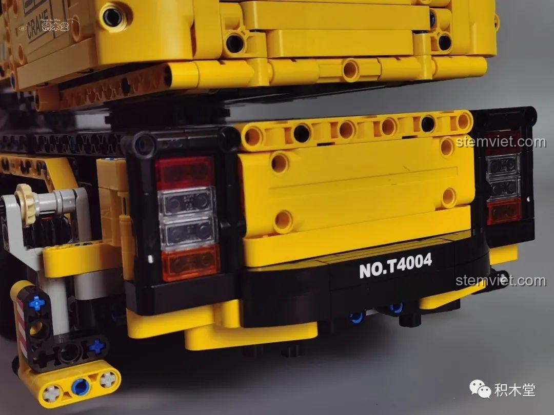 Xe cẩu Taigaole T4004 Xe Cẩu Bánh Lốp di chuyển trên đường, thể hiện khả năng vận hành.