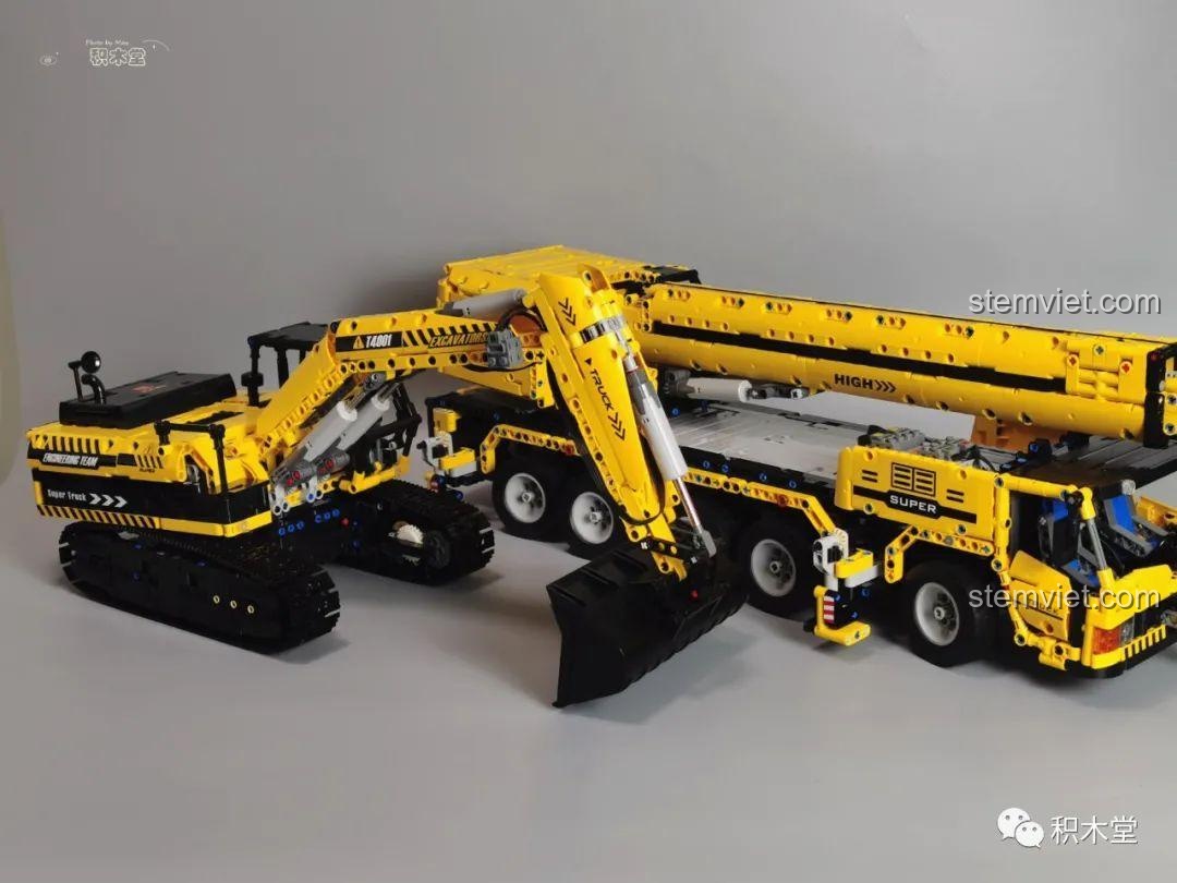 Xe cẩu Taigaole T4004 Xe Cẩu Bánh Lốp được mang ra ngoài trời chơi, thu hút sự chú ý.