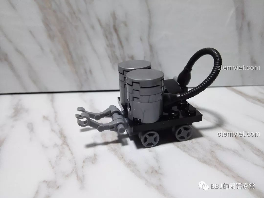 Mô hình xe chở nhiên liệu nhỏ trong bộ lắp ráp Máy bay tấn công Trân Châu Cảng Sembo 12781.