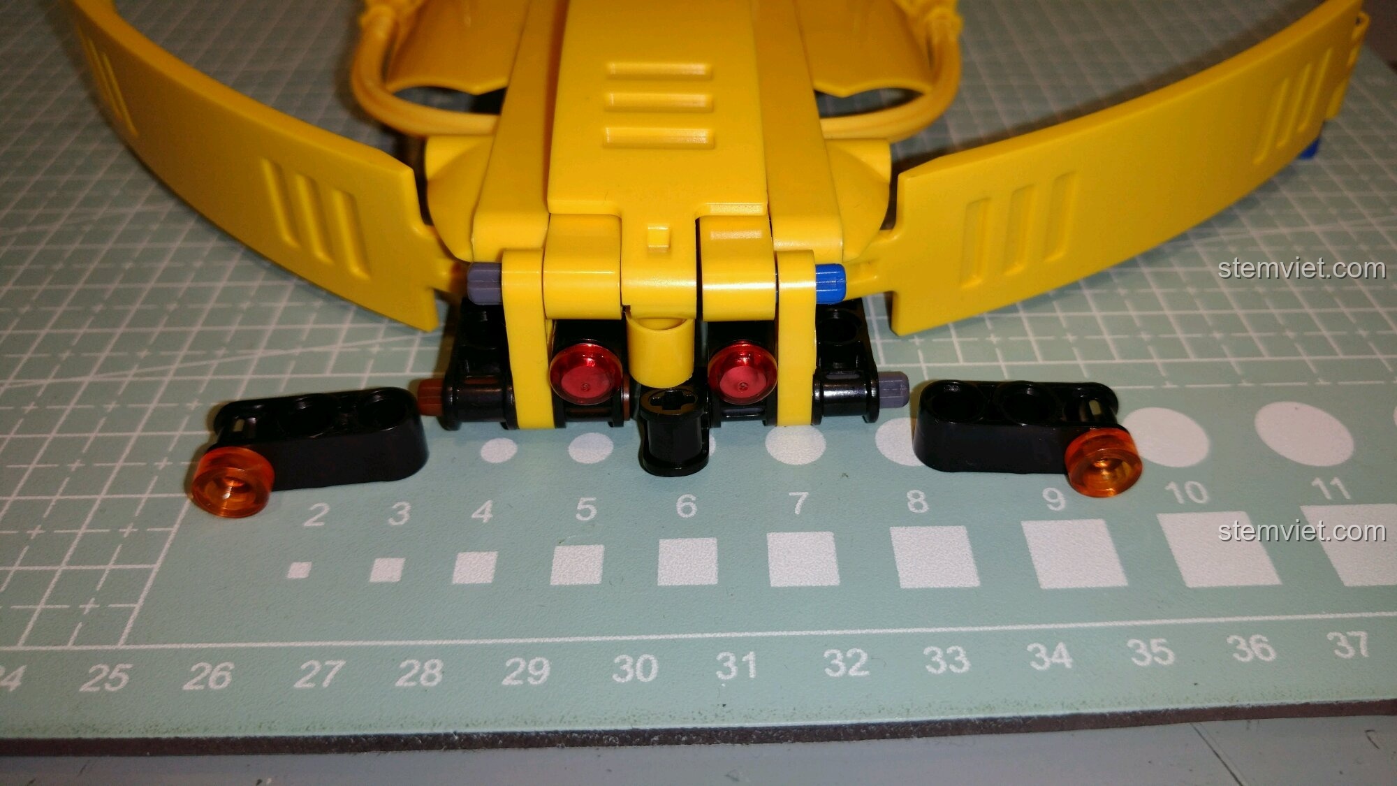 Mô hình hoàn chỉnh của bộ lắp ráp Xe Cổ Điển Anh Quốc 65 từ góc nhìn từ trên xuống.