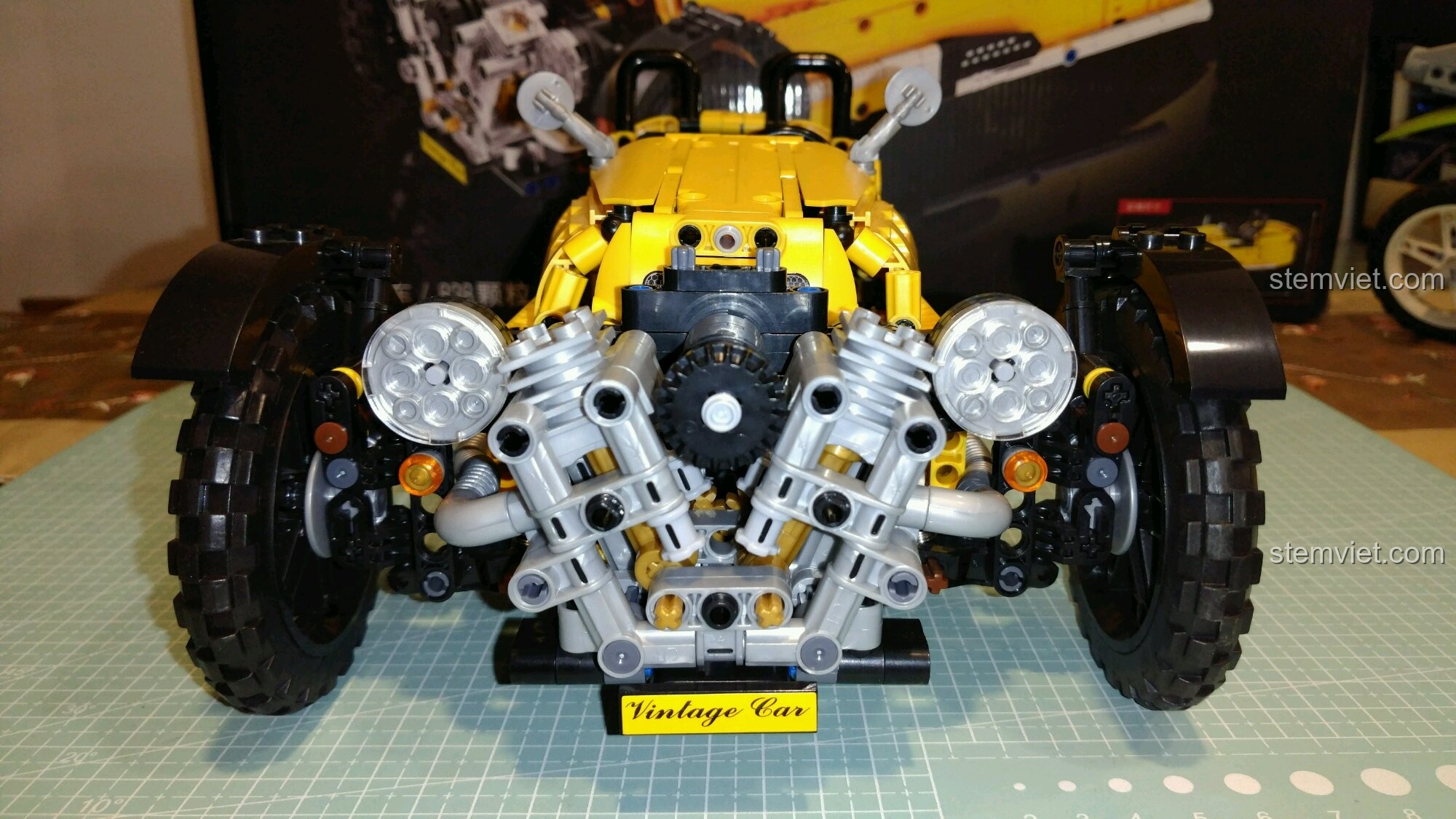 Mô hình hoàn chỉnh của bộ lắp ráp Xe Cổ Điển Anh Quốc 65 từ góc nhìn phía trước.