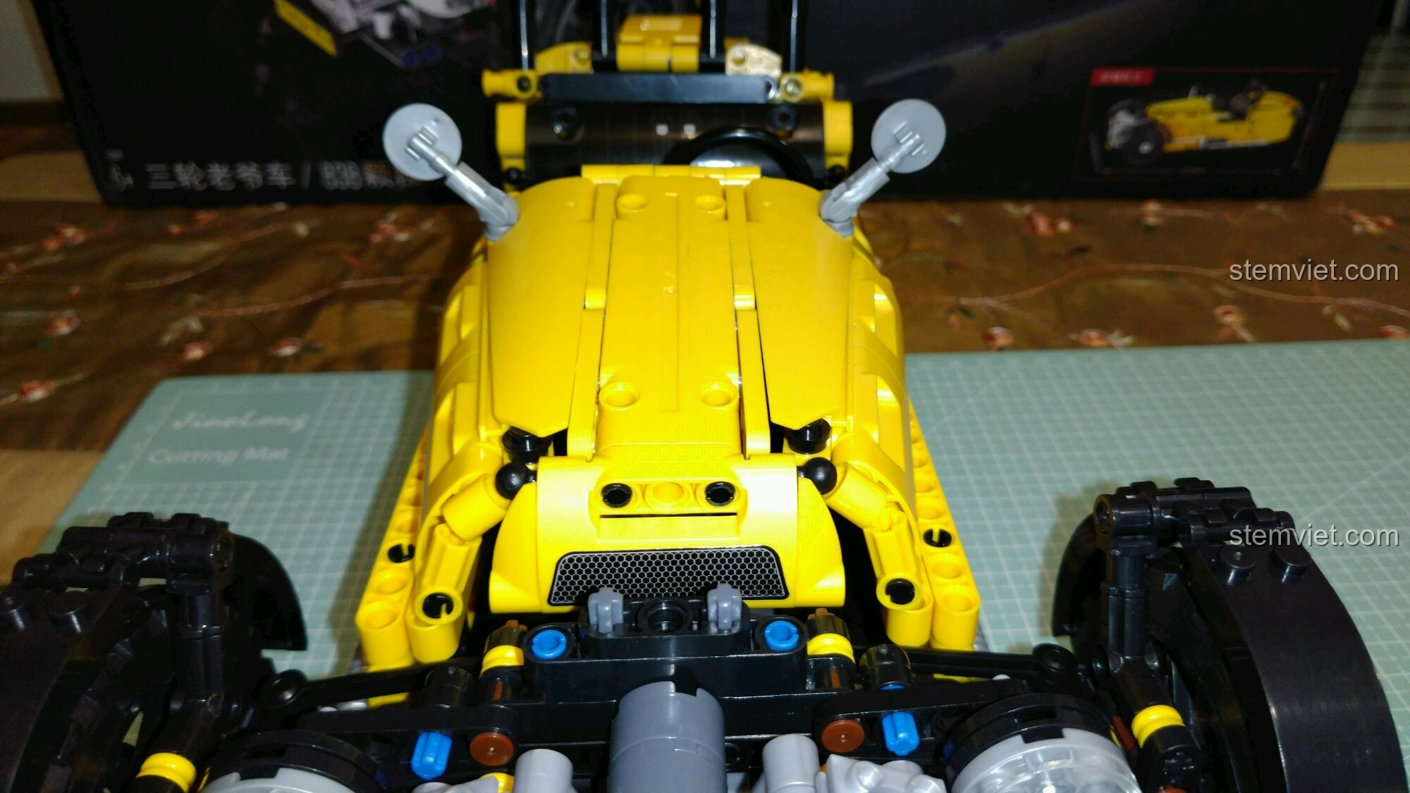 Mô hình hoàn chỉnh của bộ lắp ráp Xe Cổ Điển Anh Quốc 65 từ góc nhìn phía trước.